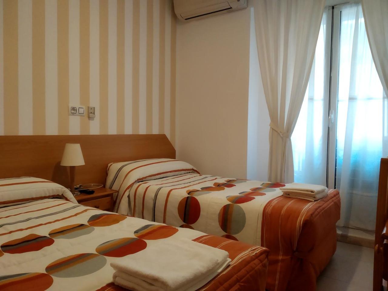 Pension Dominguez Madrid Extérieur photo